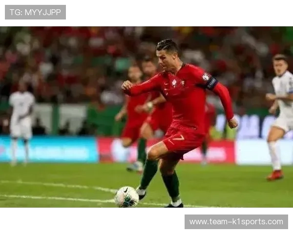 足球巨星的日常生活揭秘:训练、比赛、休闲与幕后故事全方位展示 足球巨星的日常生活揭秘:训练、比赛、休闲与幕后故事全方位展示