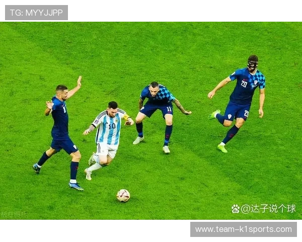 足球巨星同框合影展现荣耀时刻 球场传奇汇聚一堂见证历史瞬间